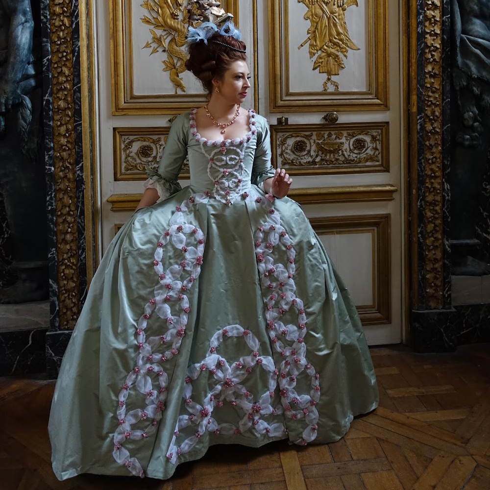 Evening Gown - Gaun bergaya Prancis Rokoko abad ke-18,